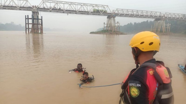 Terseret Arus Saat Mandi, Akbar Hilang di Sungai Batanghari